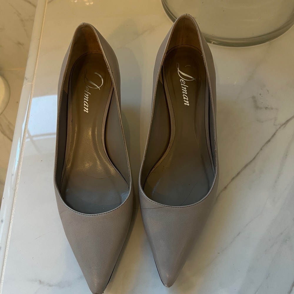 Delman Womens Taupe Leather Pointed Toe Kitten Heel Pumps Size 6.5